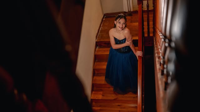 Retrato con vestido azul junto a una escalera