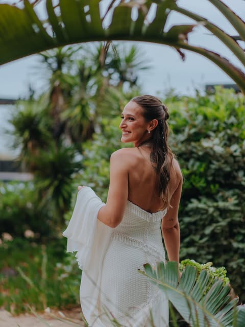 Novia en un jardín de verdes intensos