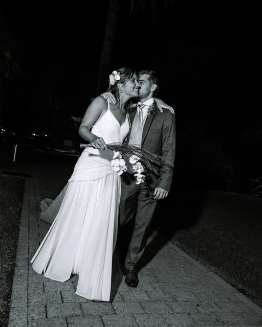Beso de recién casados en blanco y negro