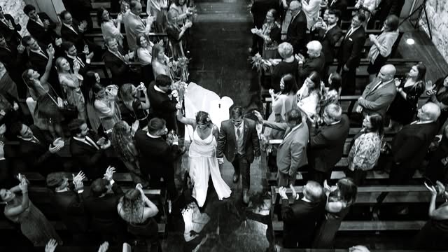 Recién casados caminando por una iglesia, en blanco y negro