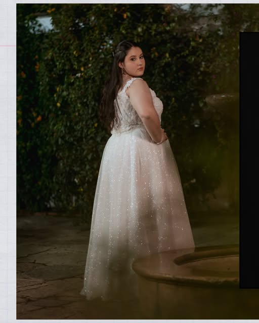 Retrato con vestido claro en un jardín