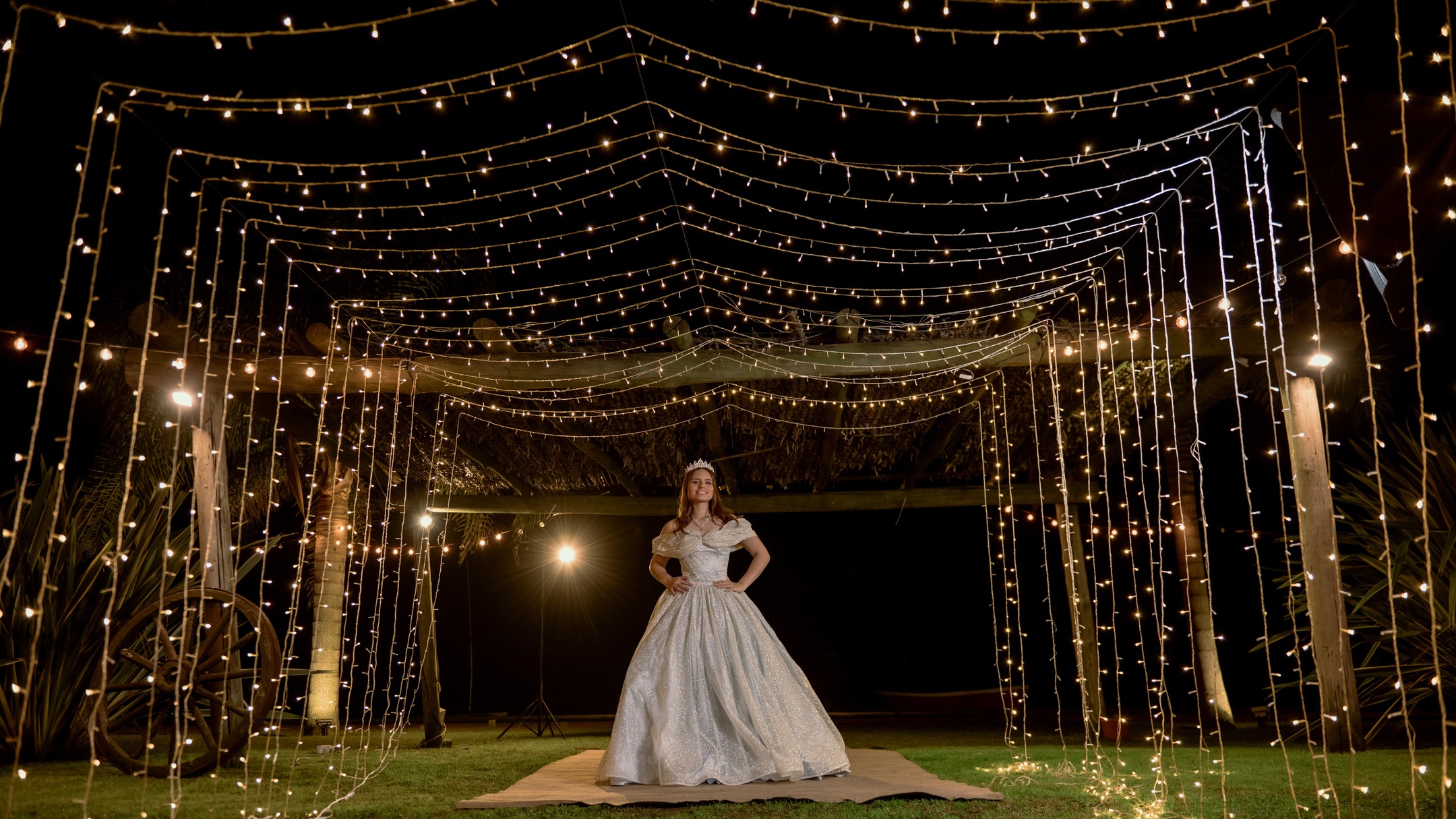 Quinceañera bajo un cielo de guirnaldas de luces